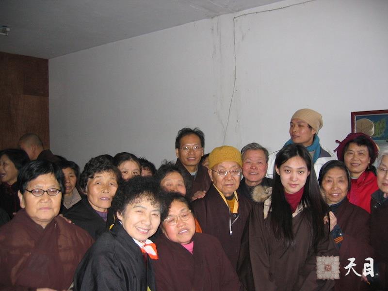 20060315果实（出家前的果实法师）居士跟随恩师圣观法师到南昌显教寺给师公戒全长老祝寿