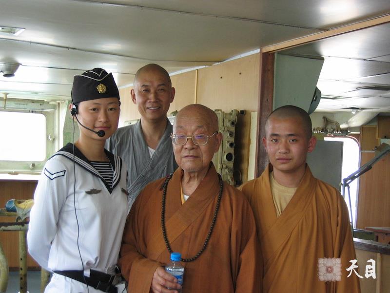 20060506圣观法师陪同戒全长老深圳参观明斯克号航空母舰（三）