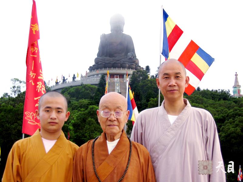20060507戒全长老在圣观法师的陪同下在香港大屿山宝莲寺参观