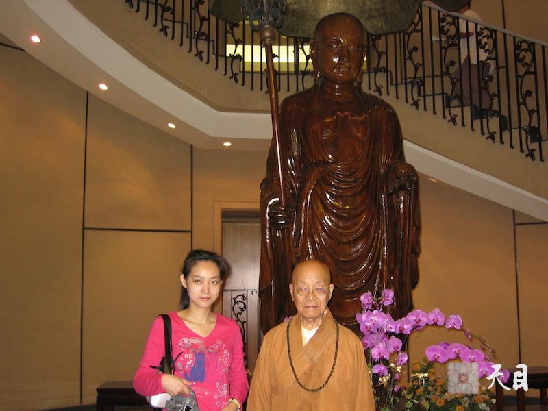 20060508戒全长老在圣观法师的陪同下在香港大屿山宝莲寺礼宝莲寺大佛