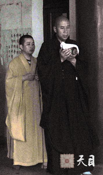 20060605圣观法师在江西宜春化成寺领众过堂