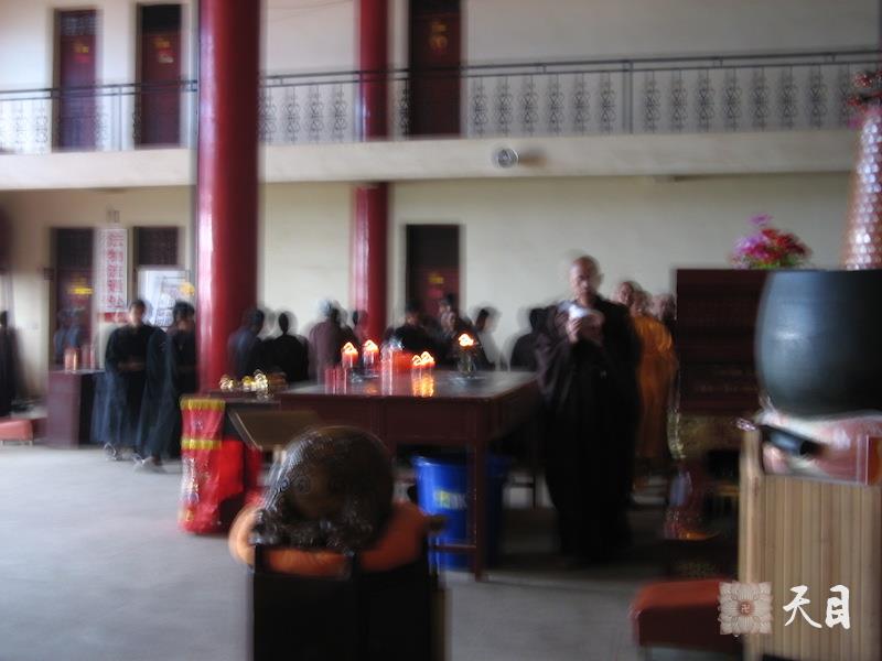 20060605圣观法师在江西宜春化成寺领众过堂