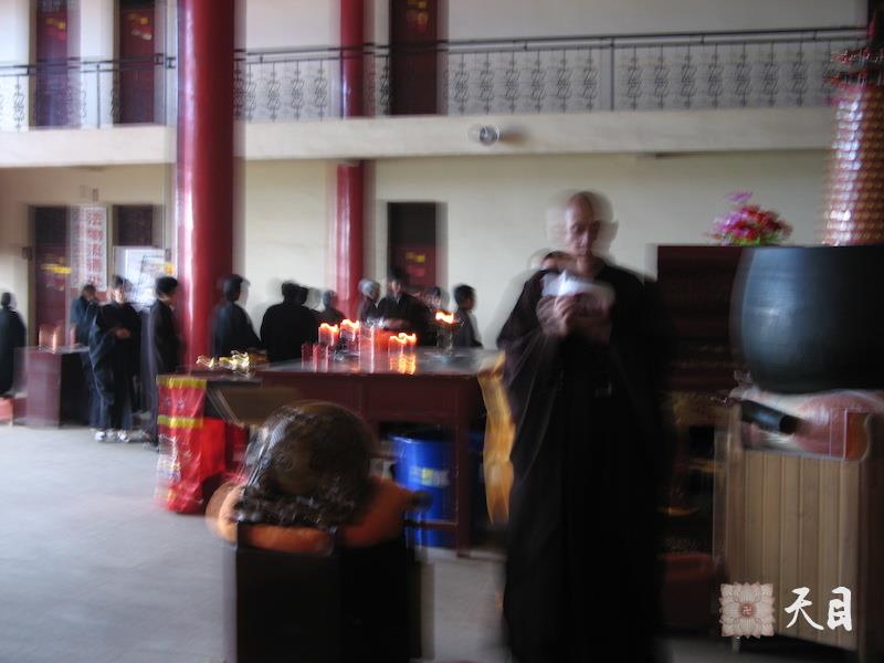 20060605圣观法师在江西宜春化成寺领众过堂