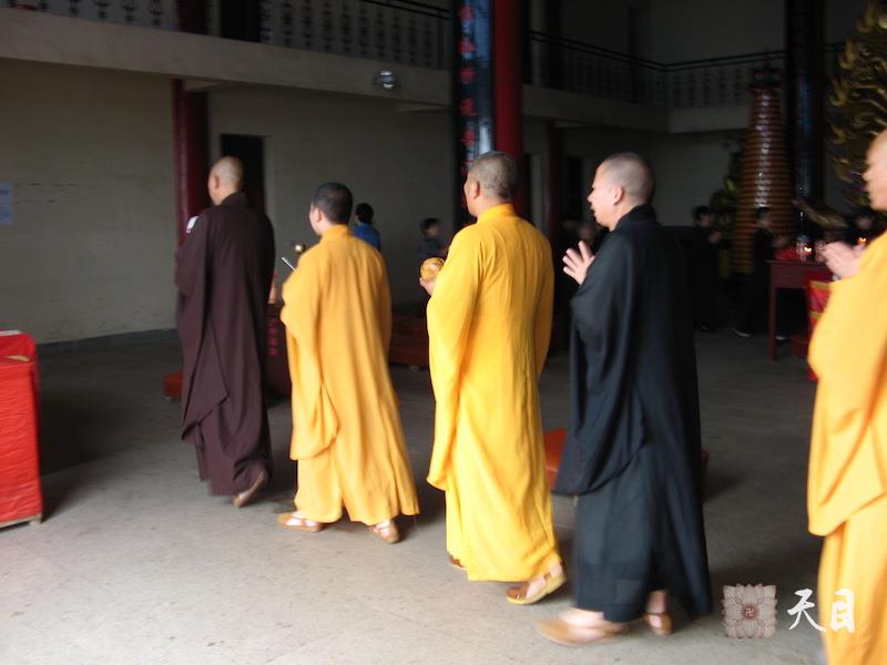 20060605圣观法师在江西宜春化成寺领众过堂