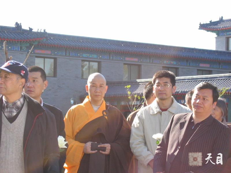 20071103圣观法师带领果实常阳居士在北京参加包遵信追悼会