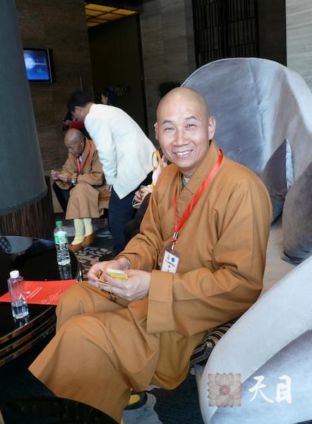 20081012-14圣观法师参加北京第二届国际慈善论坛1
