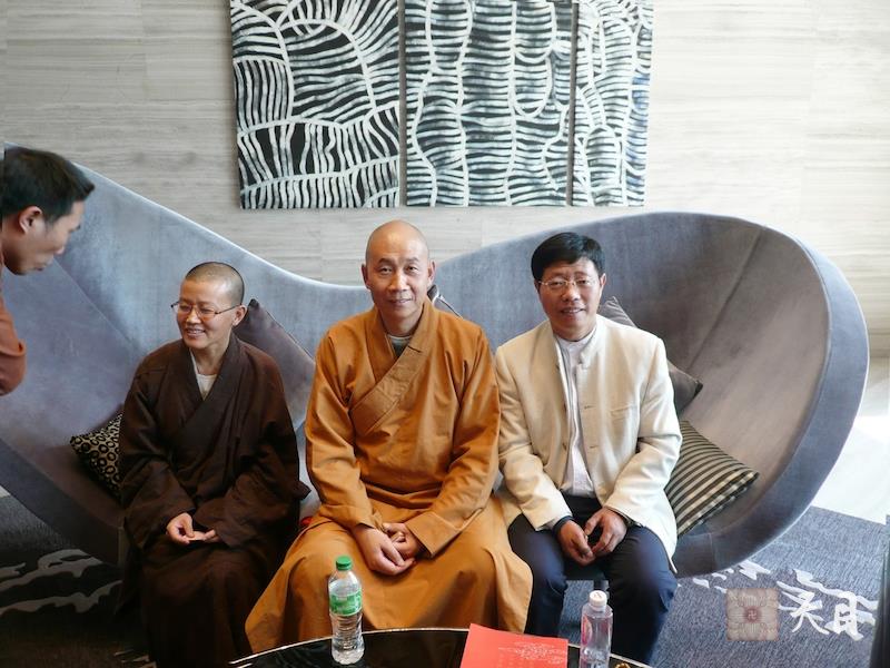 20081012-14圣观法师参加北京第二届国际慈善论坛1