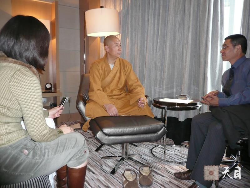 20081012-14圣观法师参加北京第二届国际慈善论坛2