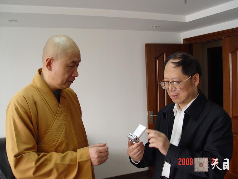 20090321圣观法师和胡德华相聚在北京韩勃办公室和怡新素食馆1