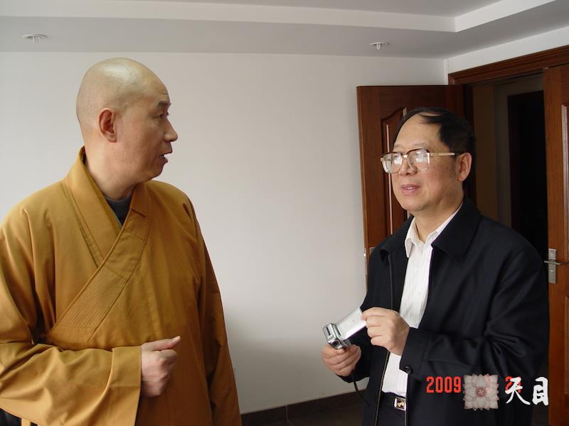 20090321圣观法师和胡德华相聚在北京韩勃办公室和怡新素食馆1
