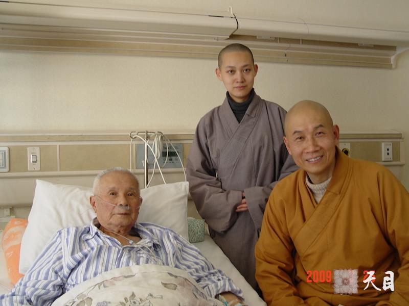 20090325圣观法师带领果实法师与韩勃前往北京医院探望胡绩伟