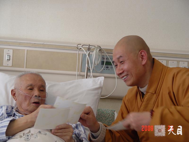 20090325圣观法师带领果实法师与韩勃前往北京医院探望胡绩伟