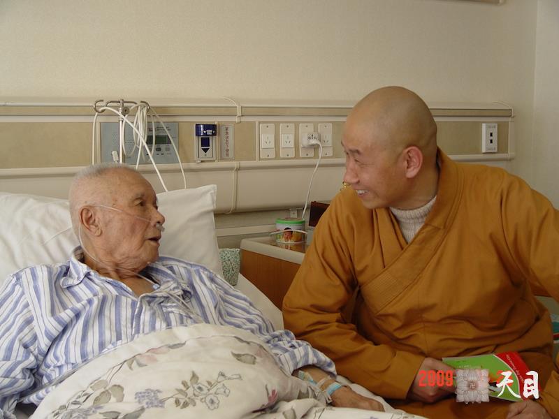 20090325圣观法师带领果实法师与韩勃前往北京医院探望胡绩伟