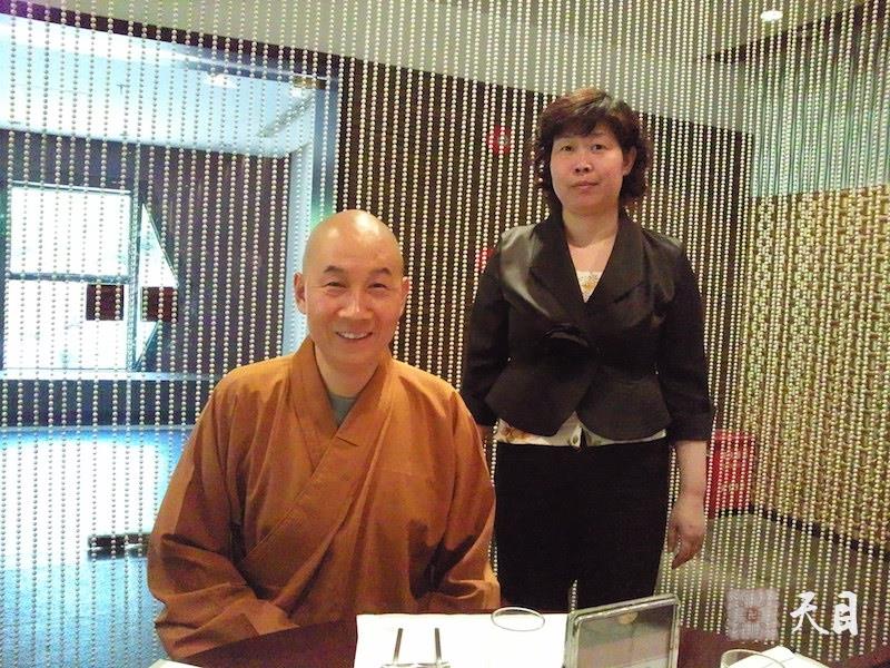 20100527圣观法师带领果实法师在上海龙华寺内的人道素食馆用餐常阳居士做护法