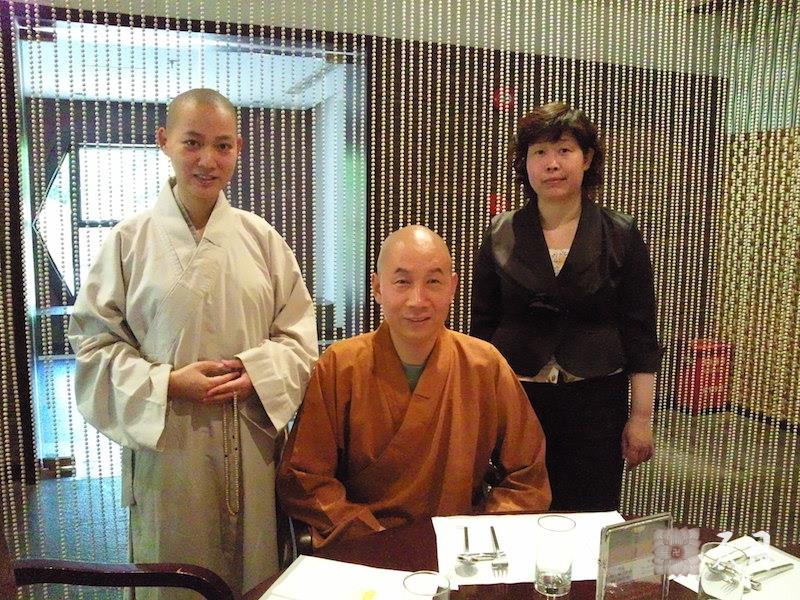 20100527圣观法师带领果实法师在上海龙华寺内的人道素食馆用餐常阳居士做护法