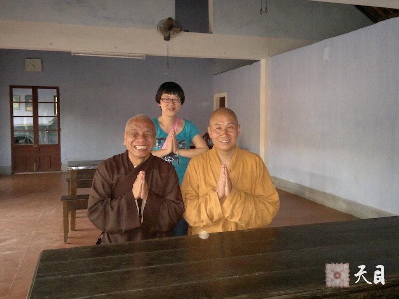 20110207圣观法师在越南和敦厚法师相聚在顺化天姥寺