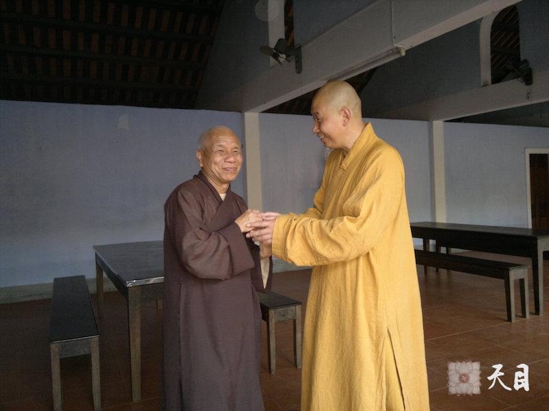 20110207圣观法师在越南和敦厚法师相聚在顺化天姥寺
