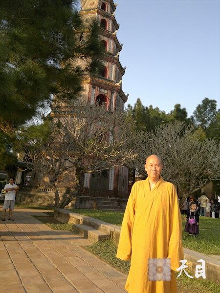 20110207圣观法师在越南天姥寺广德法师抗议自焚前的乘坐的汽车前留影