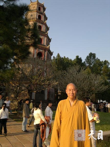 20110207圣观法师在越南天姥寺广德法师抗议自焚前的乘坐的汽车前留影