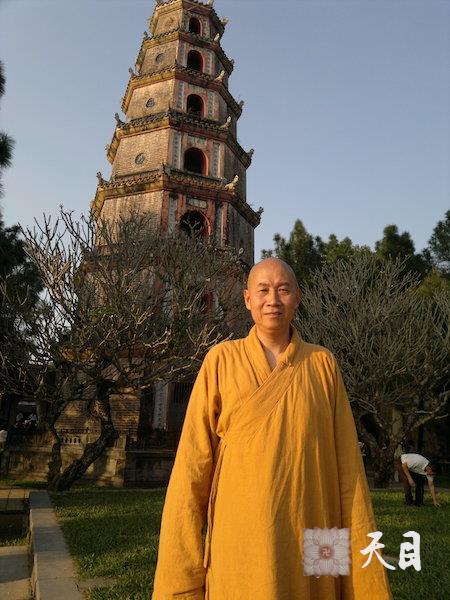 20110207圣观法师在越南天姥寺广德法师抗议自焚前的乘坐的汽车前留影