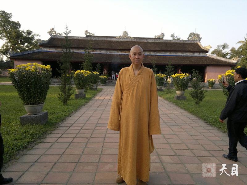 20110207圣观法师在越南天姥寺广德法师抗议自焚前的乘坐的汽车前留影