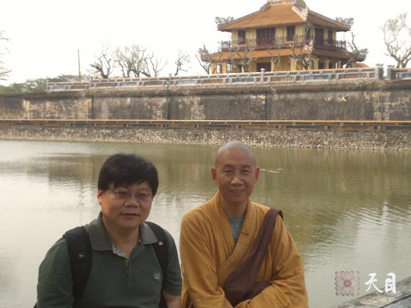 20110204-10圣观法师应果愿居士的供养在越南云游（二）