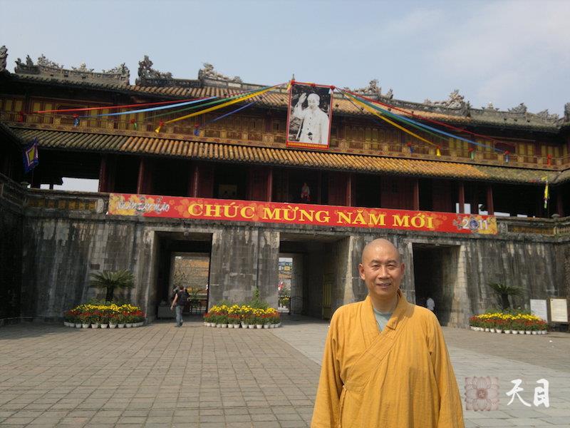 20110204-10圣观法师应果愿居士的供养在越南云游（二）