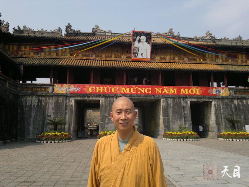 20110204-10圣观法师应果愿居士的供养在越南云游（二）