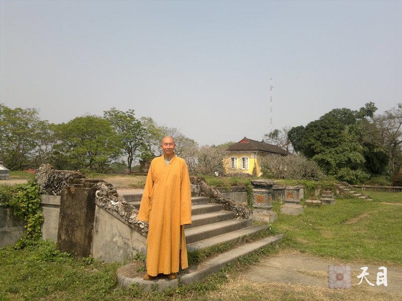 20110204-10圣观法师应果愿居士的供养在越南云游（二）