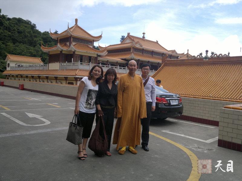 20110615圣观法师和常阳心颍等信众在深圳弘法寺