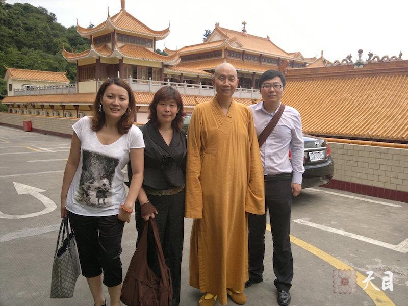 20110615圣观法师和常阳心颍等信众在深圳弘法寺