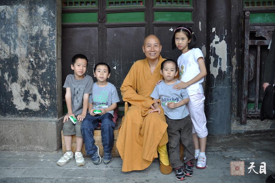 20110712圣观法师和心平大安大智大慧小居士在山西平遥古城协同庆票号