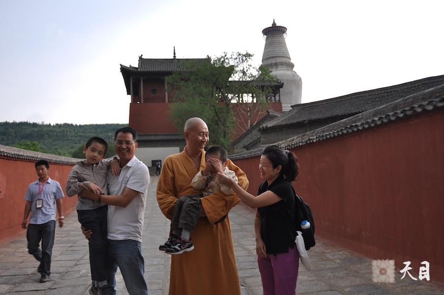 20110713圣观法师带领心敬果贞心宁果静两家居士在山西大同华严寺和五台山塔院寺参学