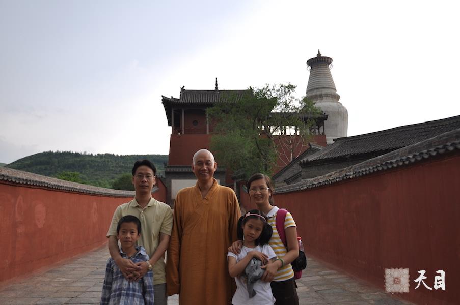 20110713圣观法师带领心敬果贞心宁果静两家居士在山西大同华严寺和五台山塔院寺参学