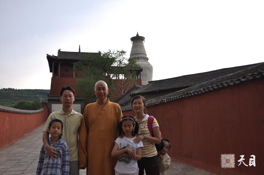 20110713圣观法师带领心敬果贞心宁果静两家居士在山西大同华严寺和五台山塔院寺参学
