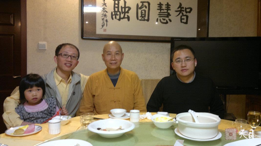 20111121圣观法师和郭宇宽记者及胡佳父女相聚在北京福慧慈缘