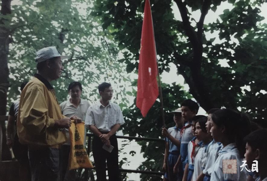 19990605徐志强（出家前的圣观法师）骑行至广西梧州中山公园和学生们一起捡垃圾