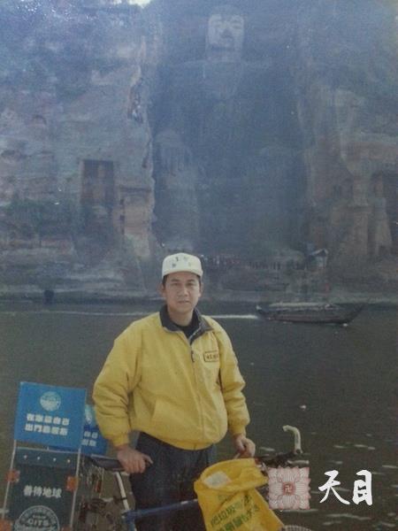 19990220徐志强（出家前的圣观法师）骑至乐山大佛前——庄严佛净土