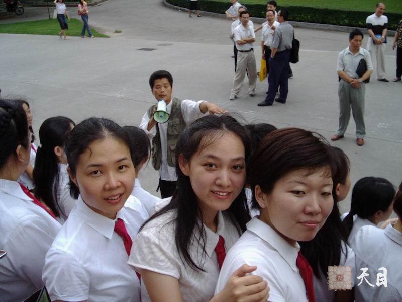 20020619邹宜均（出家前的果实法师）华南师范大学毕业照