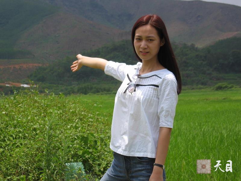 2004年五一节邹宜均（出家前的果实法师）随双亲下乡-山