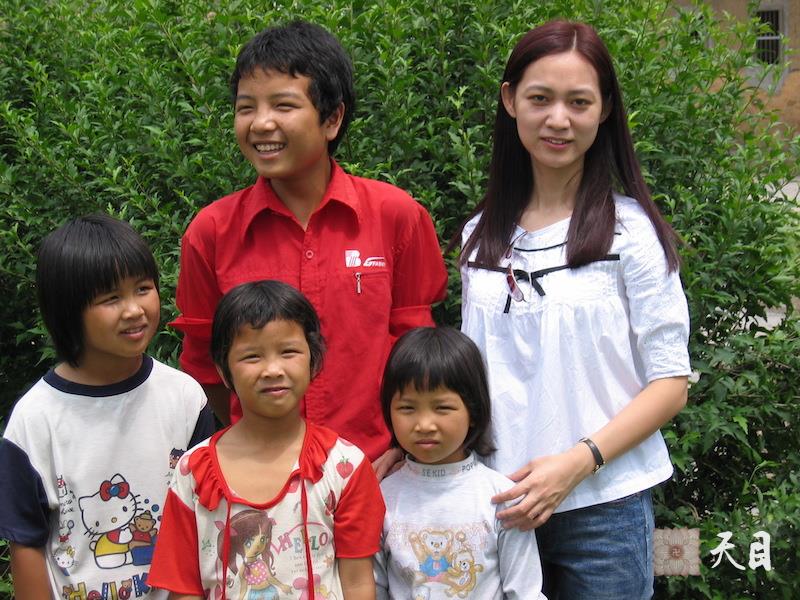 2004年五一节邹宜均（出家前的果实法师）随双亲下乡-山
