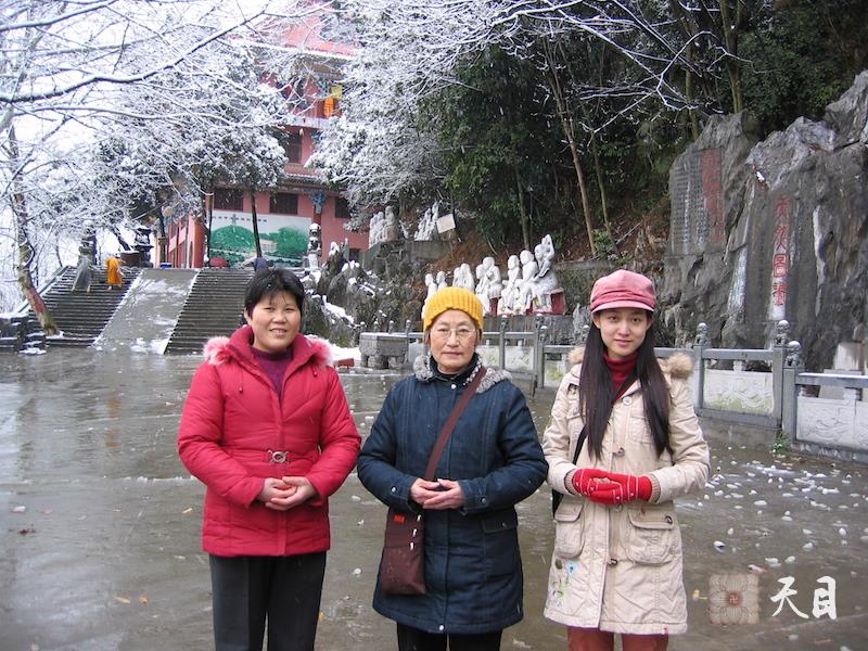 20060313果实（出家前的果实法师）居士在江西宜春化成寺拍摄雪景2