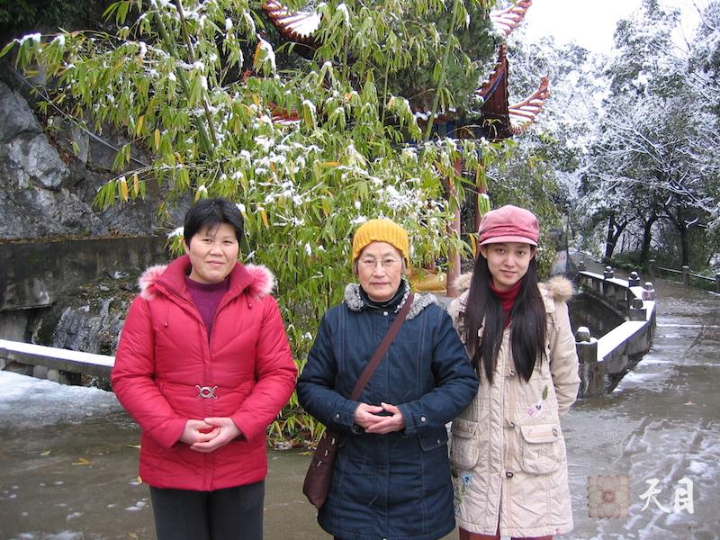 20060313果实（出家前的果实法师）居士在江西宜春化成寺拍摄雪景2
