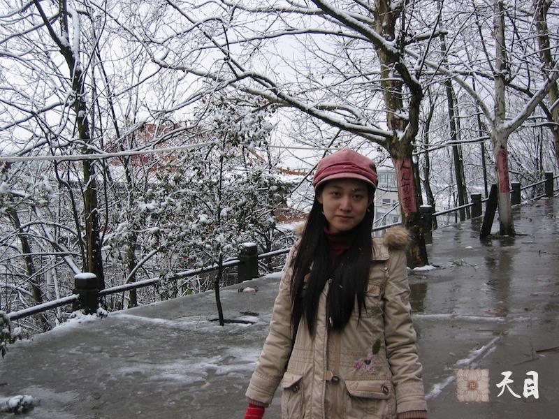 20060313果实（出家前的果实法师）居士在江西宜春化成寺拍摄雪景1