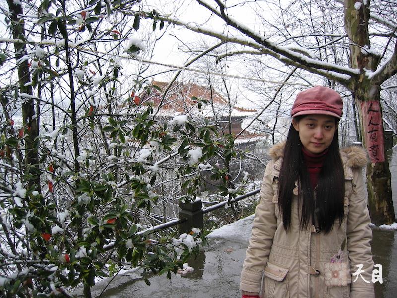 20060313果实（出家前的果实法师）居士在江西宜春化成寺拍摄雪景1