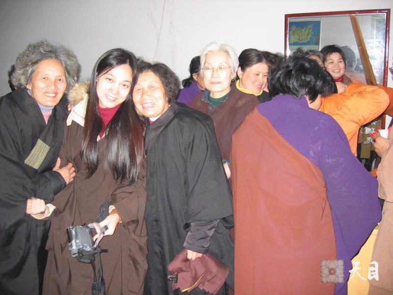 20060315果实（出家前的果实法师）居士跟随恩师圣观法师到南昌显教寺给师公戒全长老祝寿