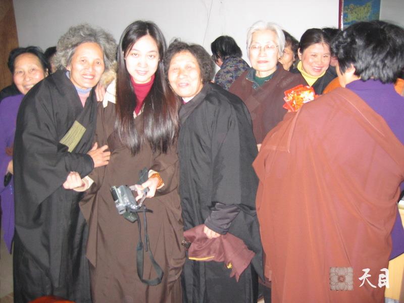 20060315果实（出家前的果实法师）居士跟随恩师圣观法师到南昌显教寺给师公戒全长老祝寿