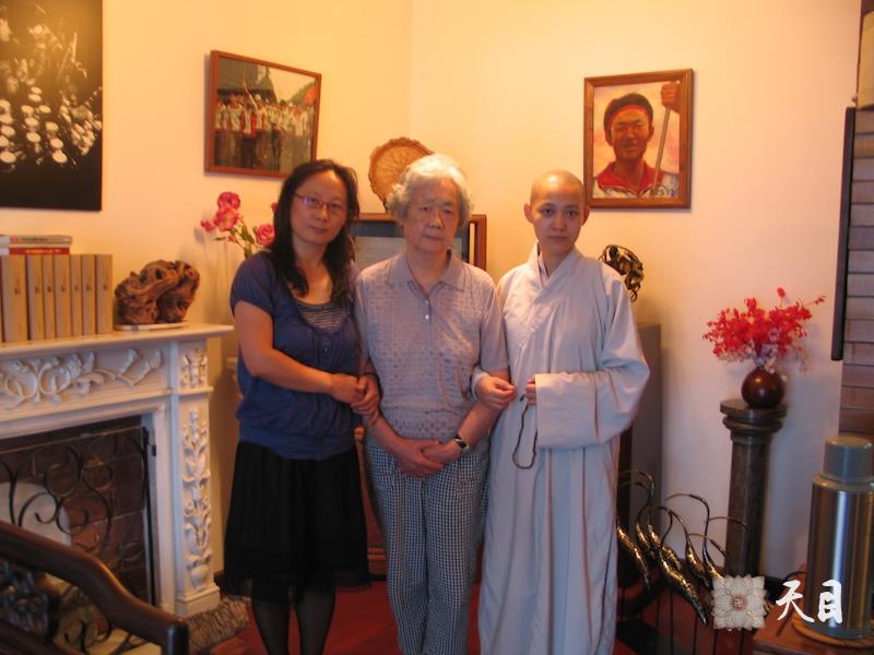 20090917果实法师在北京和许评修前往丁子霖女士家中探望丁子霖夫妇