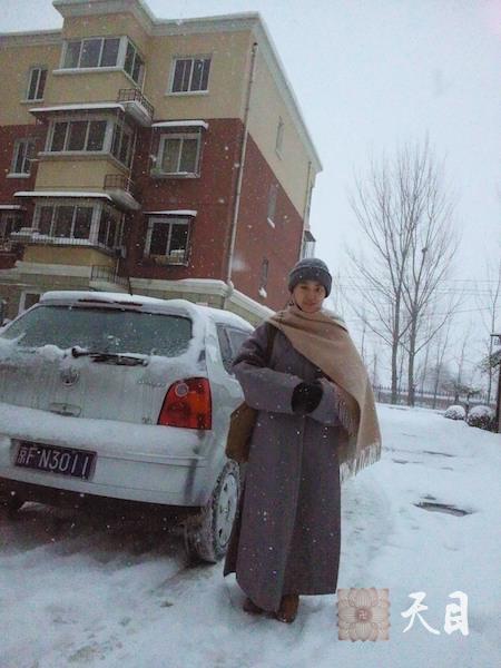 20100103果实法师在北京大雪天里应张凤芹居士供养露雨轩茶馆1