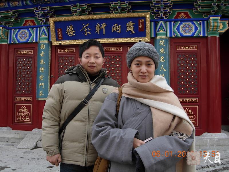 20100106果实法师在北京露雨轩茶馆接受武汉《婚姻家庭爱情》杂志记者彭军的采访